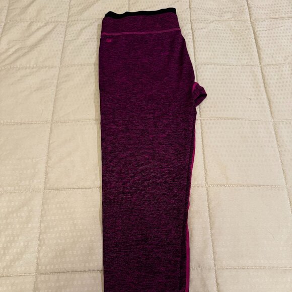 Fabletics, Seamless Printed Capri, Size: M, Color: Magenta Heather/Black - Picture 3 of 5